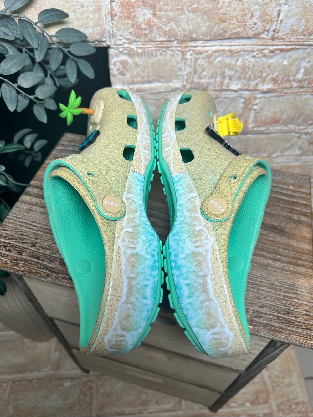 Crocs x Jimmy Buffett Margaritaville Clogs M7 W9 W/ Complete Jibbitz set - Picture 9 of 12